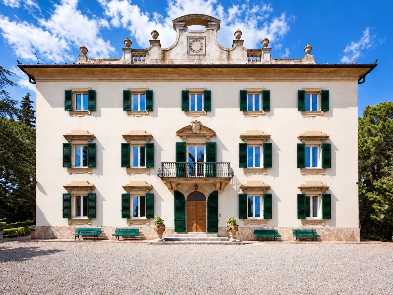 Main facade of the 18th-century Villa Vianci