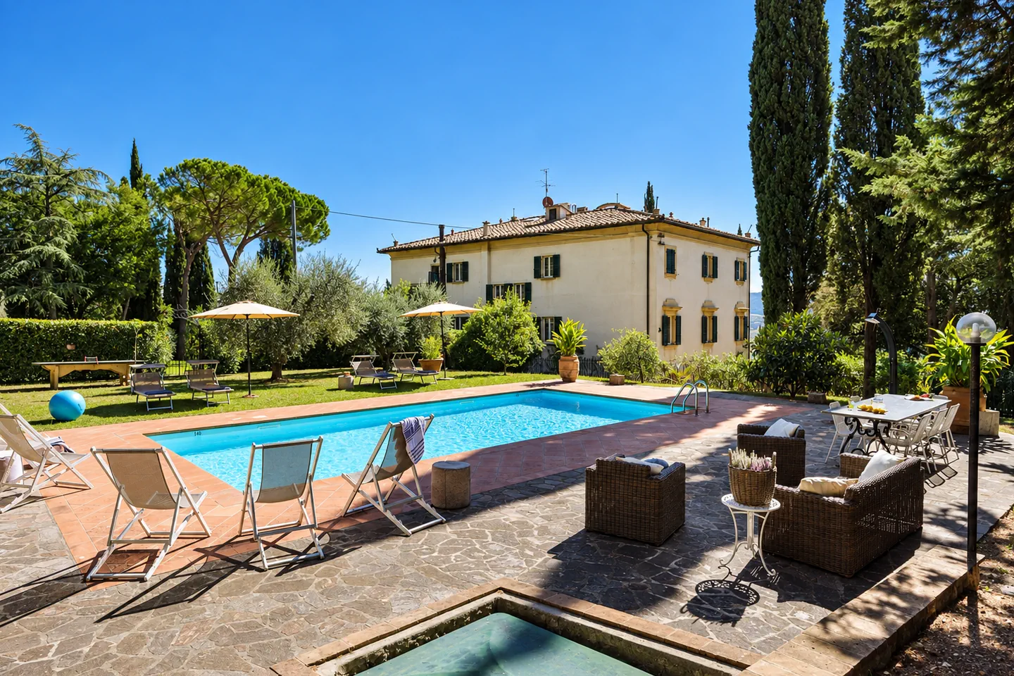 Villa Vianci and its private swimming pool in Tuscany