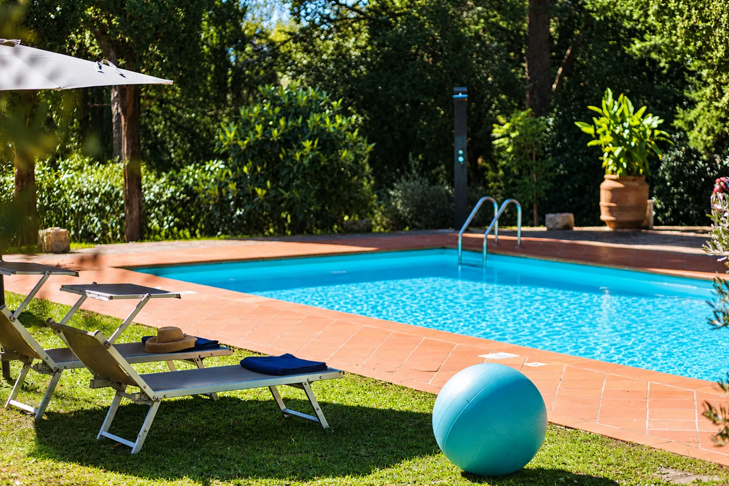 Private pool with sun loungers at Villa Vianci